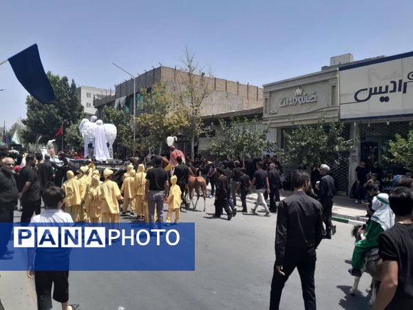 مراسم عزاداری عاشورای حسینی با حضور پرشور مردم و هیات‌های مذهبی شهرستان کاشمر 