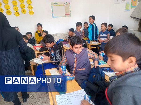 توزیع شیر گامی برای سلامت و نشاط دانش‌آموزان در دبستان شهید پسندیده فدافن 