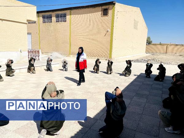  مراسم گرامیداشت هفته پدافند غیر عامل در آموزشگاه آیت الله غفاری 