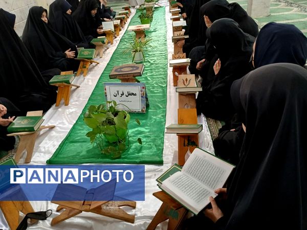برپایی محفل قرآنی در دبیرستان دارالزهرا(س) قم