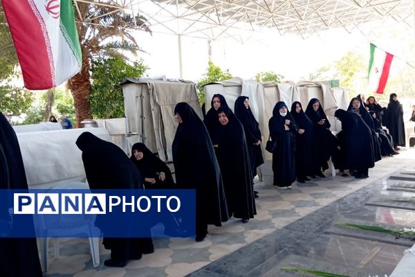 گلباران قبور مطهر شهدا به مناسبت هفته دفاع مقدس در شهرستان زرقان