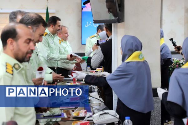 گل‌های قدردانی دانش‌آموزان پیشتاز برای حافظان امنیت
