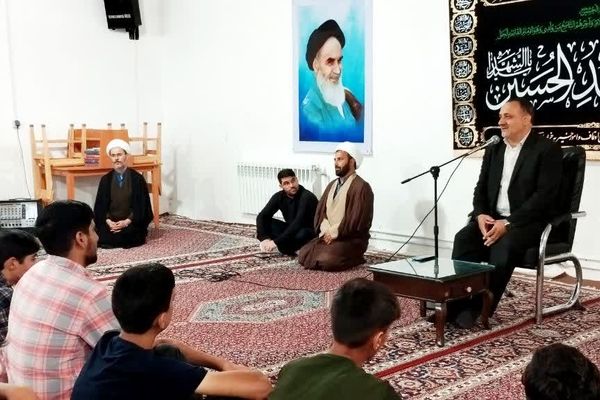 دروس حوزه علمیه بسیار پرمحتوا و پر مغز است 