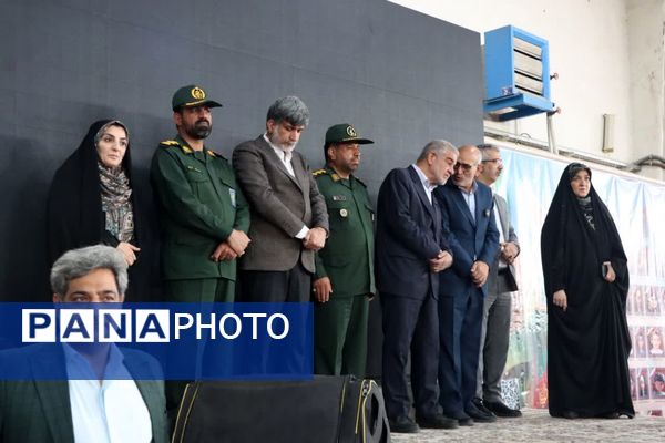 ثبت اثر انگشت هزار دانش‌آموز یزدی پای پرچم ایران