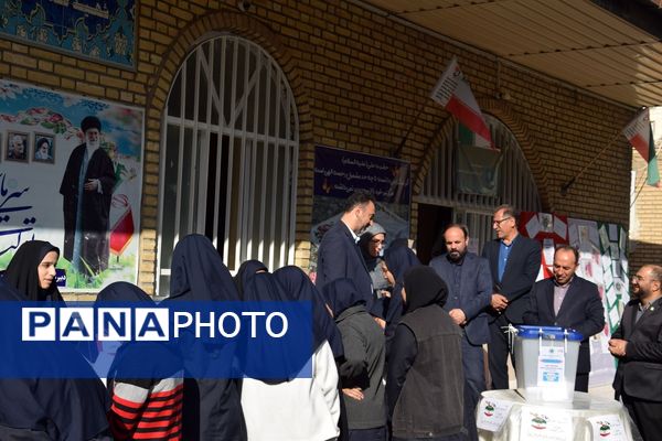 آیین متمرکز استانی انتخابات شورای دانش‌آموزی در دبیرستان شاهد شهید کلانتری ناحیه 1 کرج 