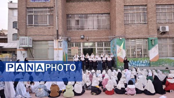 مراسم افطاری در دبستان دخترانه شهید باهنر با حضور دانش‌آموزان و اولیاء