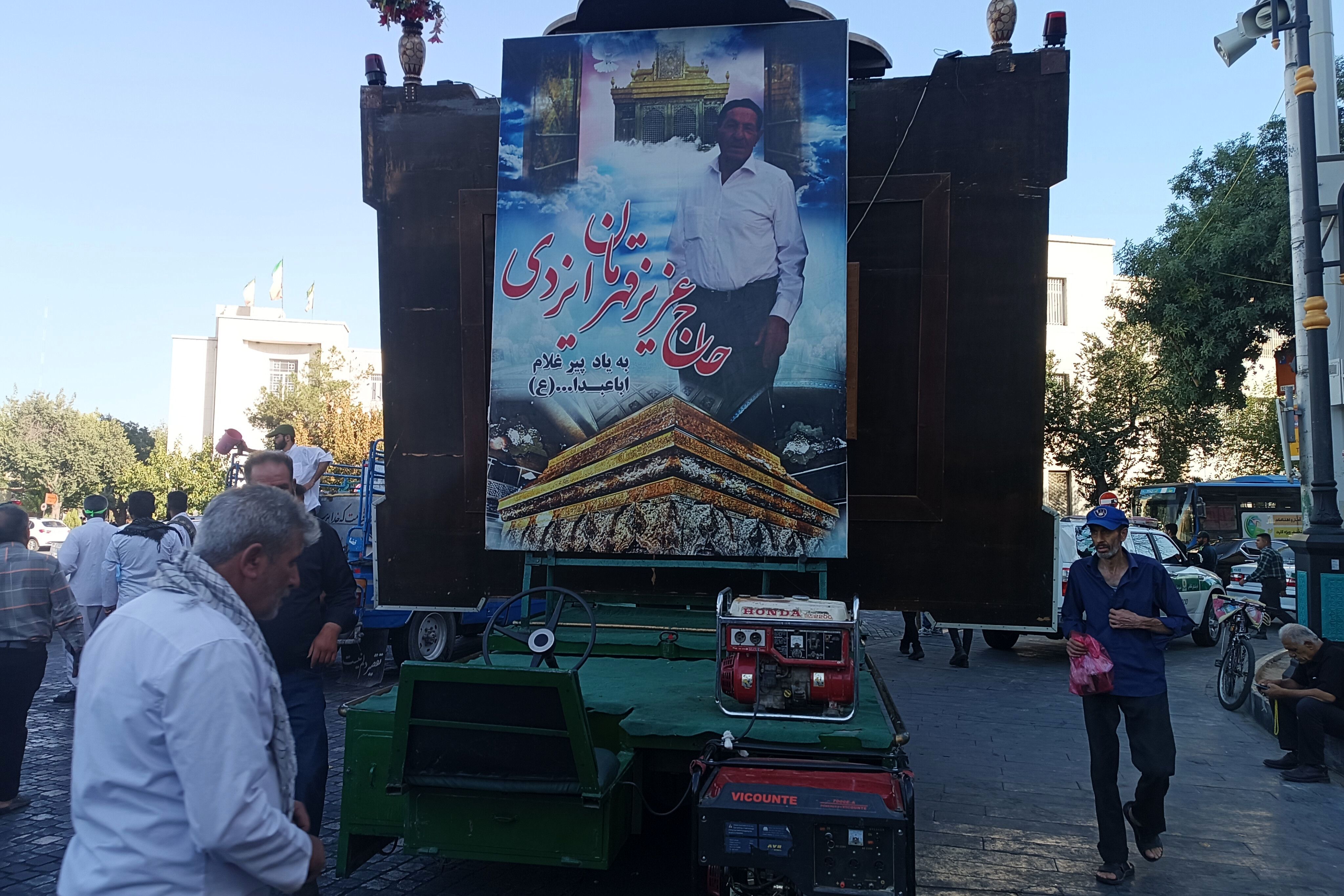 پیاده‌روی زائران کاروان پیاده هیات محبان الرضا (ع) شهرستان فیروزآباد در شیراز