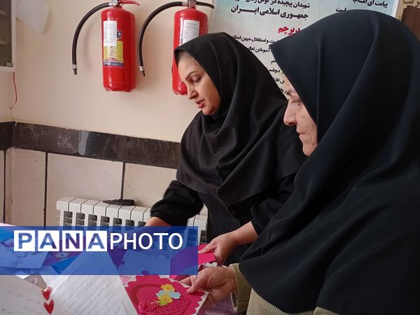 ساخت کارت پستال در هفته سلامت‌روان توسط دانش‌آموزان مدرسه مادرمهربان خلیل‌آباد