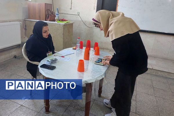 تصاویری زیبا از تمرکز دانش‌آموزان دختر در المپیاد رویش ناحیه۳ شیراز 