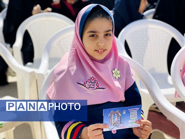 نواختن زنگ جشن نیکوکاری در دبستان زینب قهرمانی مه ولات