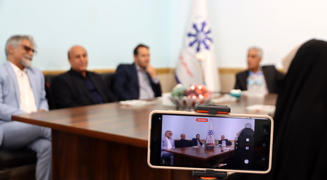 دیدار مدیر آموزش و پرورش و فرماندار اسلامشهر با خواهران دوقلوی رتبه ۵ و ۶ کنکور