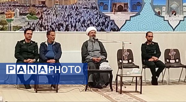 دیدار فرماندهان بسیج دانش آموزی مدارس کاشمر با امام‌ جمعه شهرستان