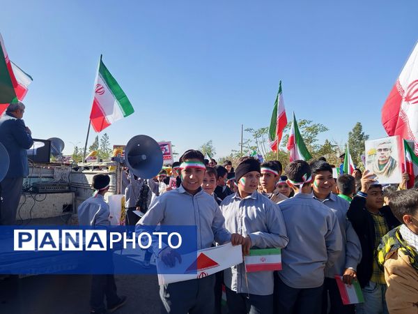 قدم‌های کوچک، ایمان‌های بزرگ؛ حضور باشکوه دانش‌آموزان دبستان برادران ابراهیمی‌نیا در ۱۳ آبان