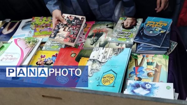 صدای ورق زدن کتاب، نوای دبیرستان شاهد تکتم در هفته کتاب