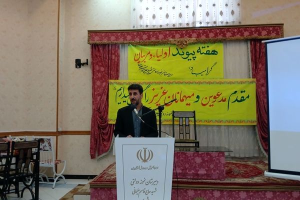 حضور مسئولان آموزشی در بن برای گفت‌وگو دربارهٔ مسائل مدارس با اولیا