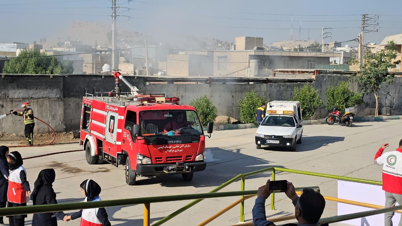 مانور سراسری زلزله در دبیرستان دخترانه نیایش گچساران 
