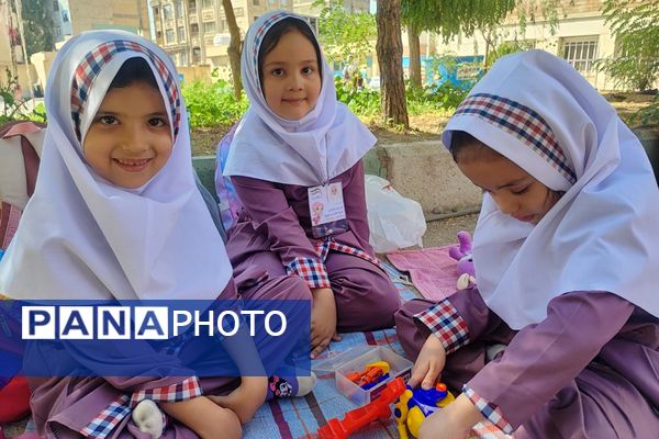 شادی و هیاهوی کودکان در اردوی درون مدرسه‌ای  آموزشگاه ایران ۲ به مناسب هفته ملی کودک 