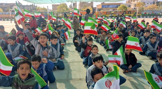طلوع استکبار ستیزی  همراه با نشاط نوجوانی در دبستان شاهد اقا مصطفی خمینی کاشمر