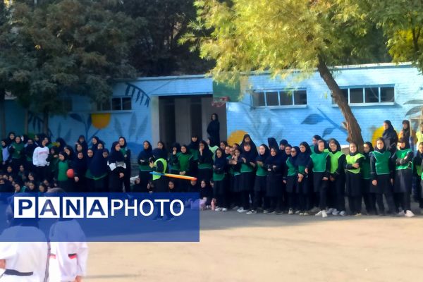 برگزاری المپیاد ورزشی به مناسبت هفته تربیت بدنی در دبیرستان پروین اعتصامی اسلامشهر
