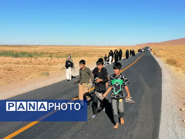 پیاده‌روی زائران جامانده ازحرم رضوی در شهرستان بام و صفی آباد