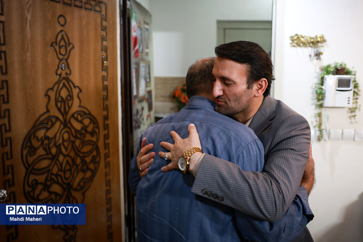 دیدار معاون برنامه‌ریزی و توسعه منابع وزیر آموزش و پرورش با خانواده «شهید ساداتی ارمکی»