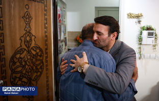 دیدار معاون برنامه‌ریزی و توسعه منابع وزیر آموزش و پرورش با خانواده «شهید ساداتی ارمکی»