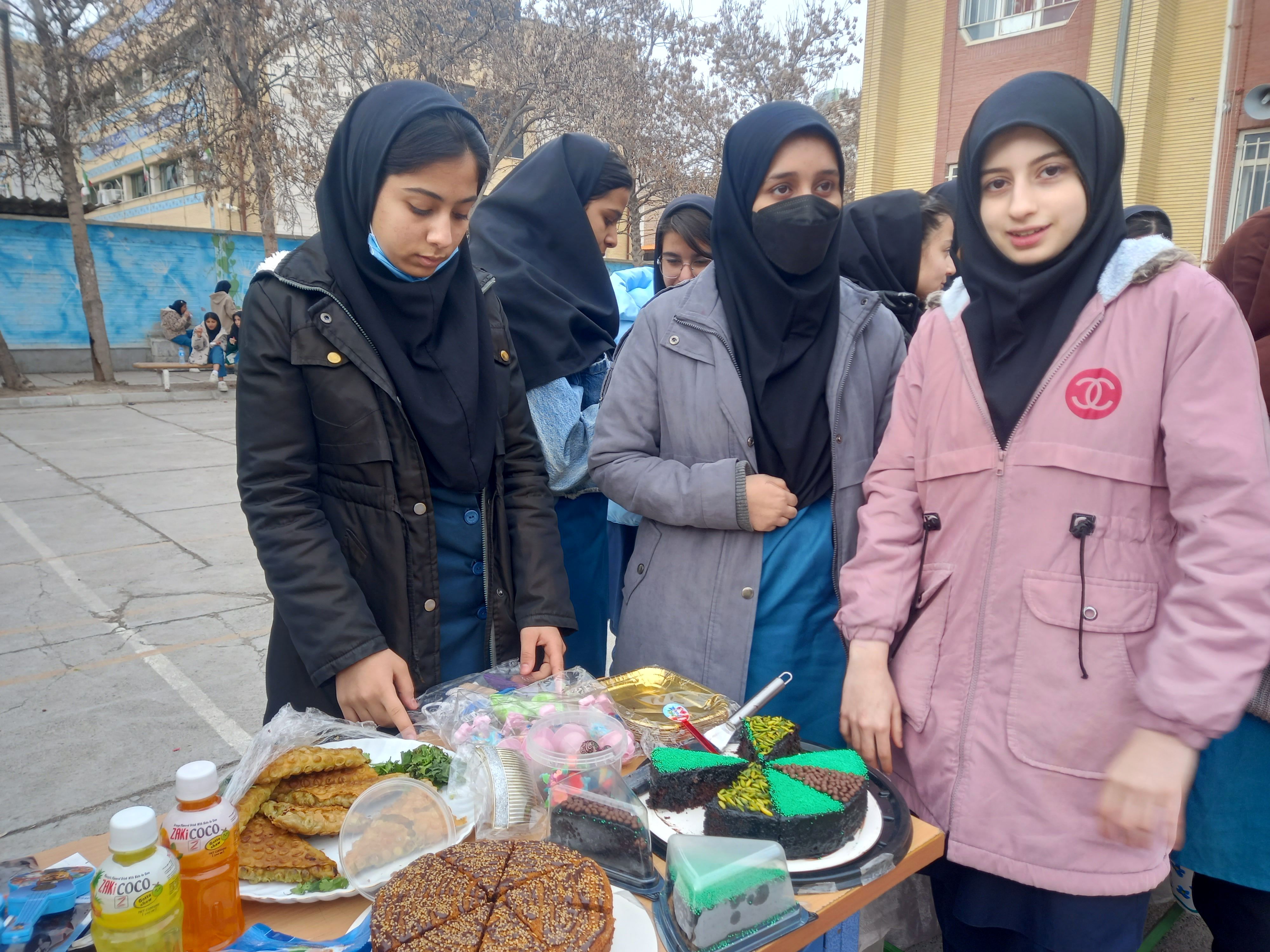 بازارچه درون مدرسه‌ای در مدرسه فاطمیه شهرستان شیروان