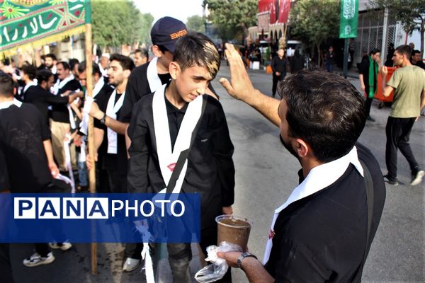 حضور پرشور کودکان قمی در دسته‌های عزاداری روز تاسوعا 