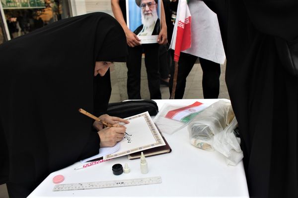 حماسه حضور نوجوانان کفن‌پوش قمی در راهپیمایی «عهد خون»