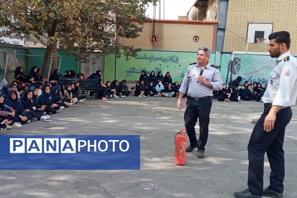 حضور‌ آتش نشانان شهر قدس در دبیرستان فرزانگان