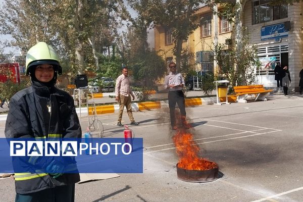  آموزش مهارت‌های اطفای حریق در دبیرستان نمونه محبوبه محبی نیشابور 