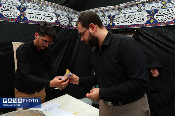 موکب «عشاق‌الحسین» سازمان دانش آموزی در راهپیمایی خانوادگی جاماندگان اربعین حسینی - تهران/ 2