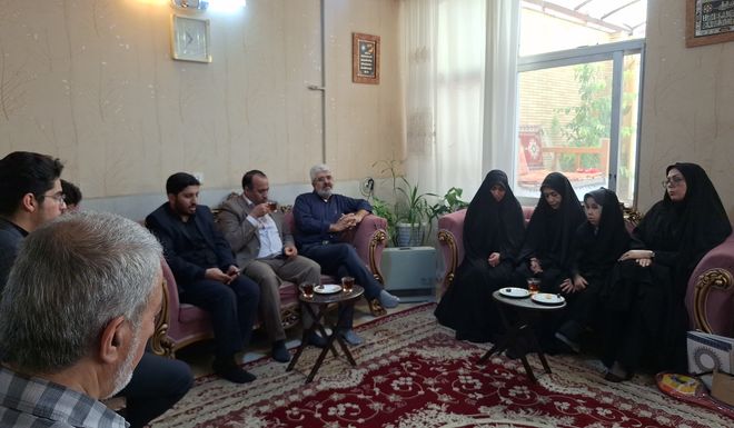  دیدار مسئولین استانی  با خانواده شهید داوود میرزایی
