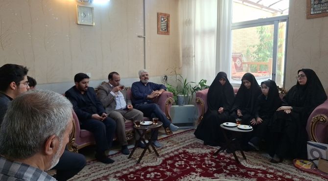  دیدار مسئولین استانی  با خانواده شهید داوود میرزایی