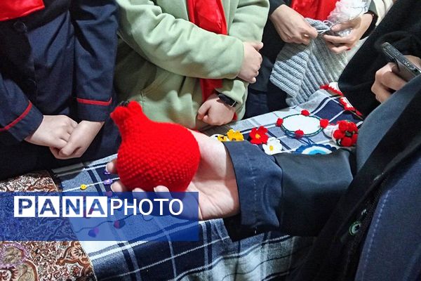 از سنت تا خلاقیت، برگزاری نمایشگاه صنایع دستی یلدا در دبیرستان توحید یک