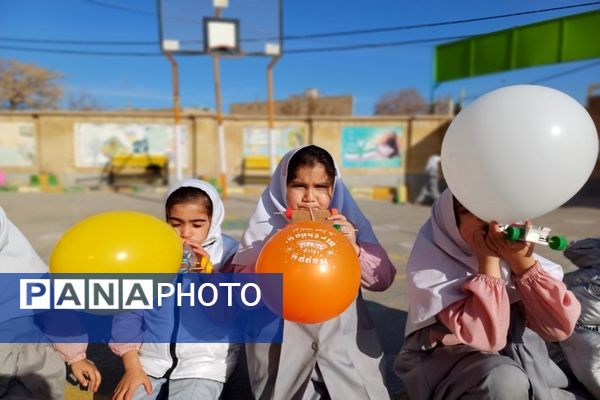 آزمایش ساخت ماشین بادکنکی در دبستان شاهد نرگس جاجرم