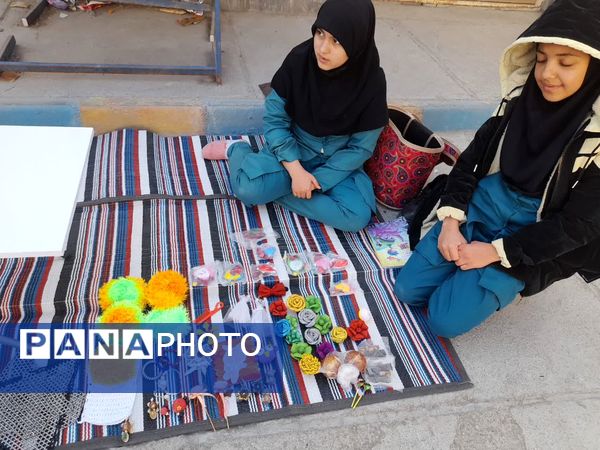 برپایی بازارچه مدرسه‌ای به‌مناسبت دهه فجر در آموزشگاه دخترانه شهید حسن زاده خانلق