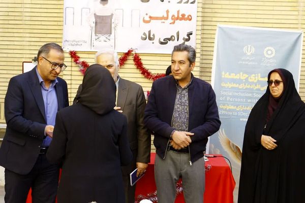 تجلیل از معلولان ذهنی و مربیان دلسوز در مرکز "دختران نیلوفر" فیروزکوه