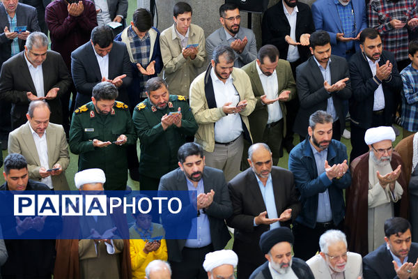 اقامه نماز عید فطر به امامت رهبر انقلاب اسلامی
