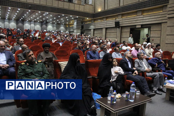 همایش تقدیر از فعالان اردوهای راهیان نور دانش‌آموزی در قم