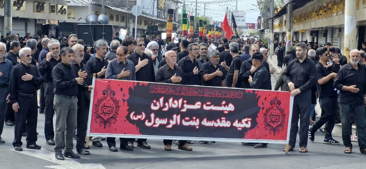 دسته‌روی عاشقان امام حسین (ع) در روز عاشورا 