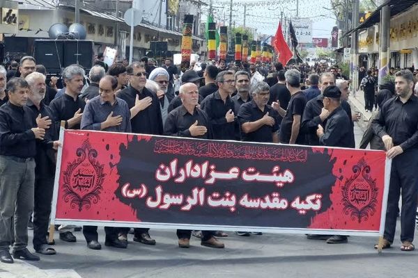 دسته‌روی عاشقان امام حسین (ع) در روز عاشورا 