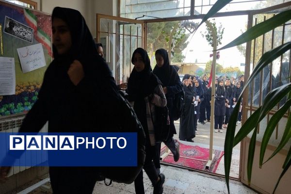 آغاز سال تحصیلی جدید و گرامیداشت هفته دفاع مقدس در دبیرستان شهید مجید دهنوی نیشابور
