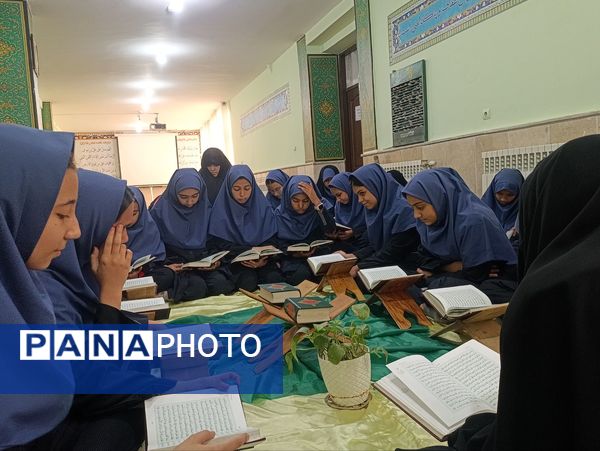 برگزاری محفل نورانی انس با قرآن در دبیرستان دکتر جواد حداد۲ ناحیه پنج