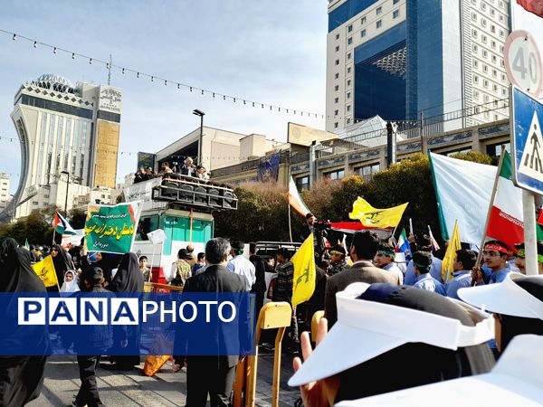 راهپیمایی روز دانش‌آموزان در ناحیه 6 مشهد 