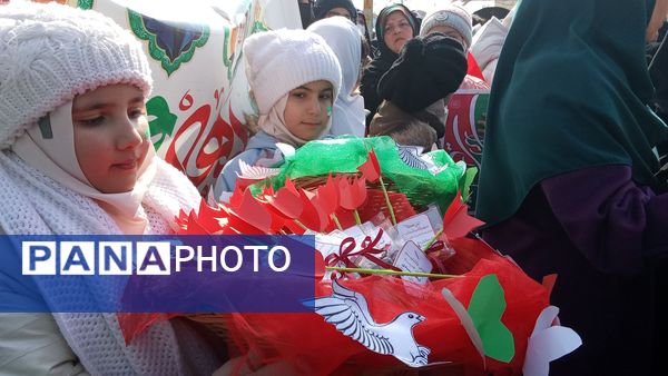 مردم غیور ملارد با حضور پرشور خود در راهپیمایی ۲۲ بهمن، ثابت کردند که همچنان پای انقلاب اسلامی ایستاده‌اند.