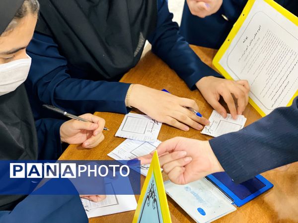 برگزاری انتخابات شورای دانش‌آموزی دبیرستان نمونه دولتی آمنه(س) شهرستان مه ولات