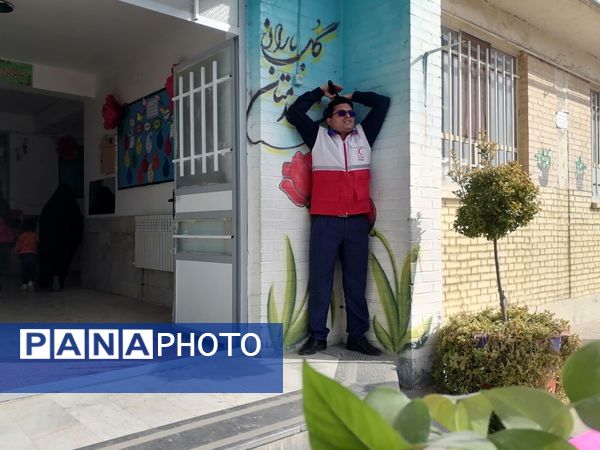  آموزش نحوه پناهگیری وآمادگی برای  مانور زلزله