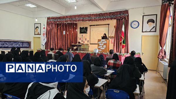 آیین گرامیداشت روز دانش‌آموز با حضور مسئولان منطقه ۱۳ در دبیرستان طلیعه شاهد