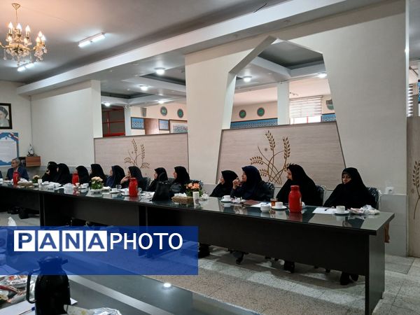  اولین نشست هم اندیشی مدیران متوسطه دوره دوم در دبیرستان مهشید مصلی نژاد